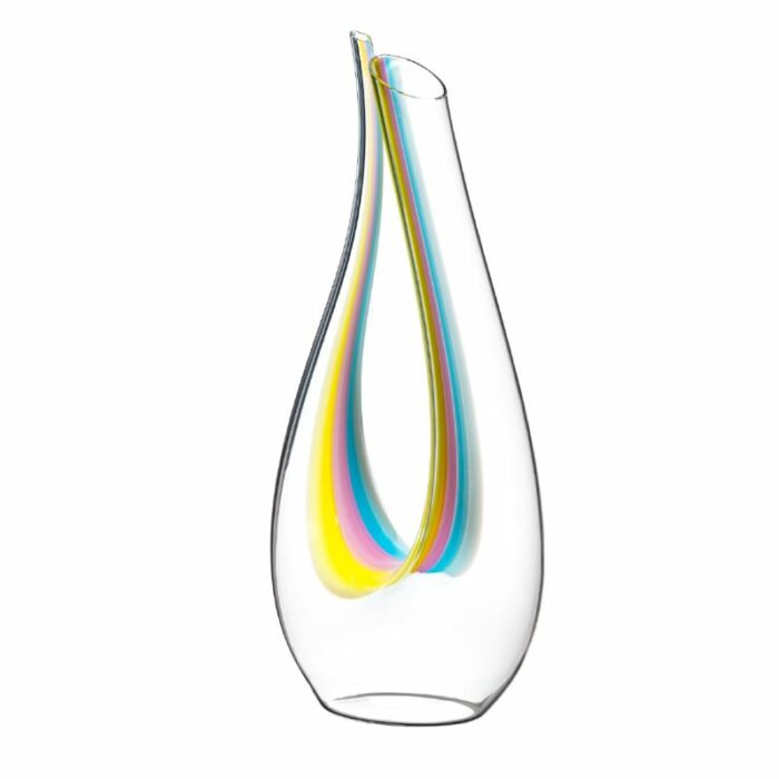 Vinkaraffel i med skulpturell form i klart glass kombinert med farget glass i striper av gul, rosa og blå