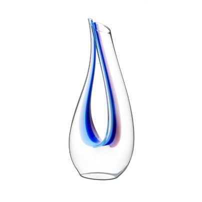 Vinkaraffel i med skulpturell form i klart glass kombinert med farget glass i striper av blå og lilla